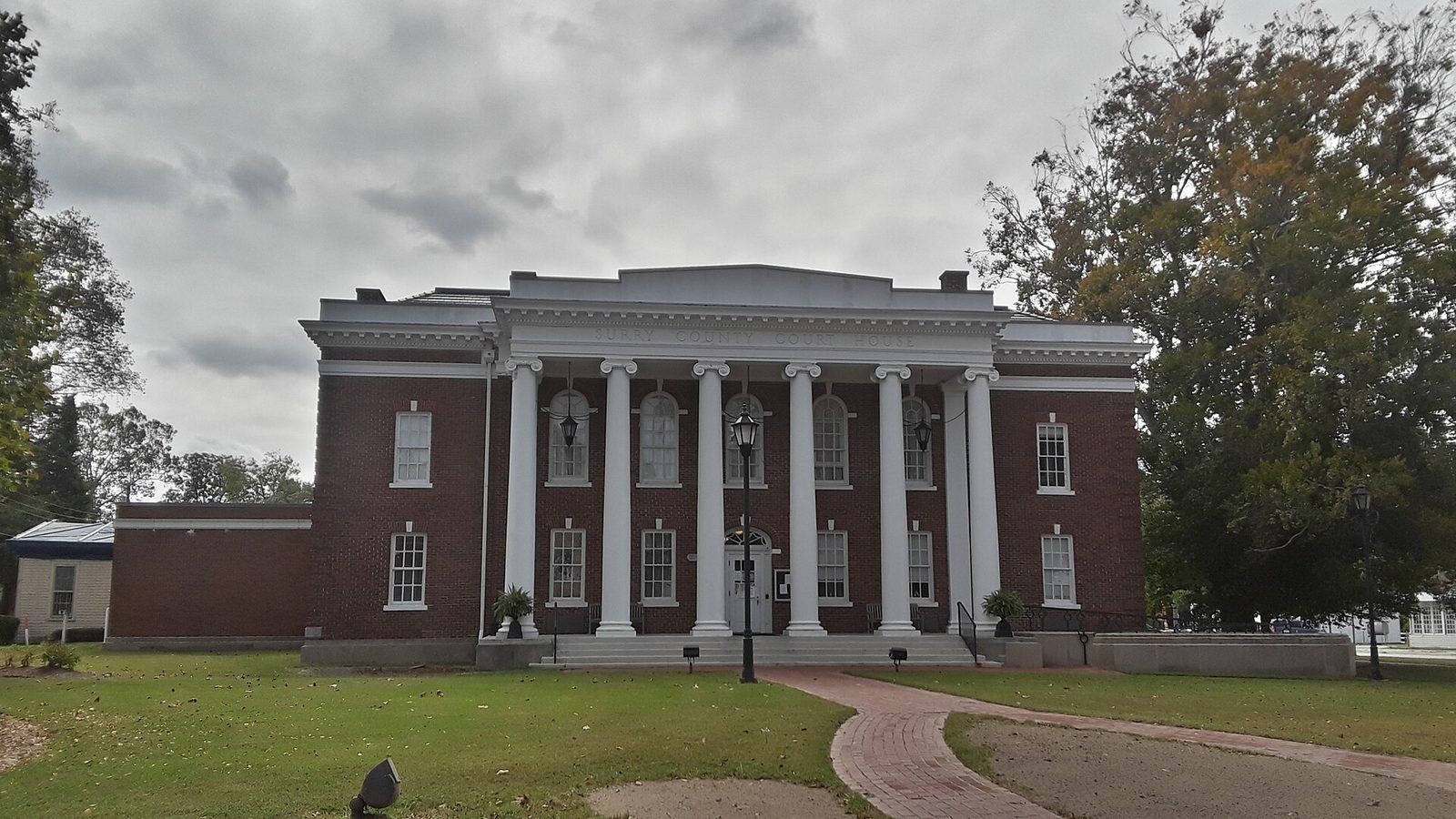 Updated view of the Surry County Courthouse, sans Confederate statue